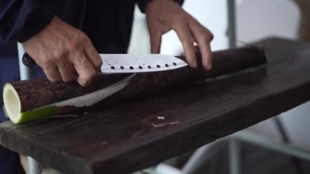 Een Man Snijden Geoogste Madake Bamboe Scheuten — Stockvideo