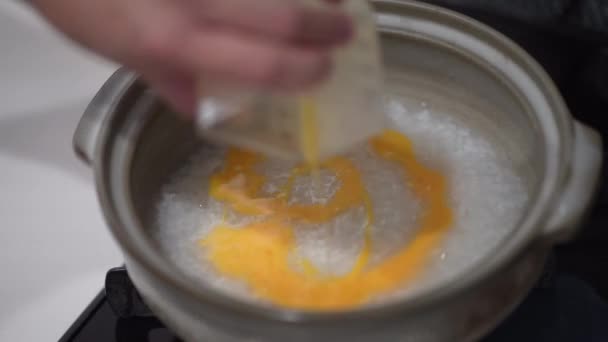 Πώς Φτιάξετε Χυλό Αυγού — Αρχείο Βίντεο
