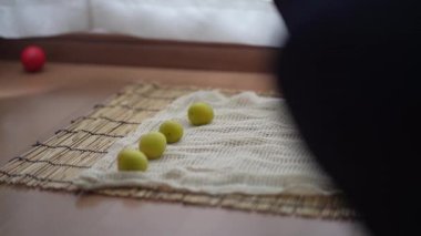 Nanko eriklerini kurutan bir adam.
