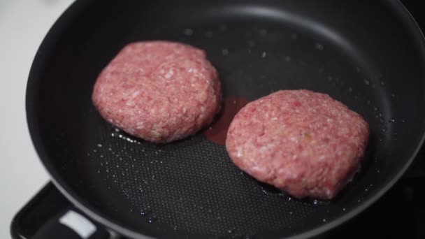 Готовить Гамбургер Гриле — стоковое видео