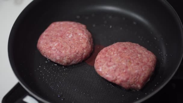 ハンバーガーを焼く方法 — ストック動画