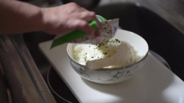 Karışık pirinç yapan bir kadın.
