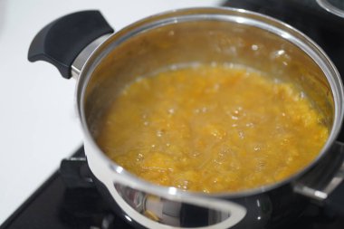 Erik şurubundan kaynamış erik meyveleri çıkarıldı