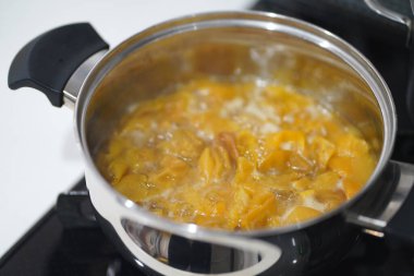 Erik şurubundan kaynamış erik meyveleri çıkarıldı