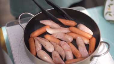 Sosis ızgara yapan bir kadın resmi