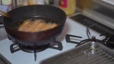 Karides kızartması yapan bir kadın.