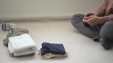 Çamaşır katlayan bir adam resmi