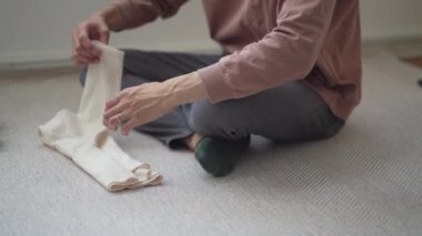 Çamaşır katlayan bir adam resmi