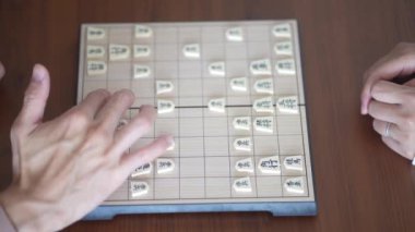 Shogi oynayan bir çiftin resmi