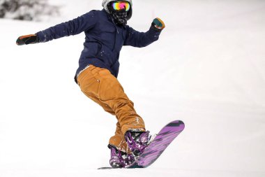 Snowboard yapan bir adamın resmi