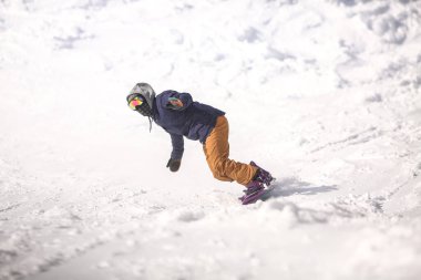 Snowboard yapan bir adamın resmi