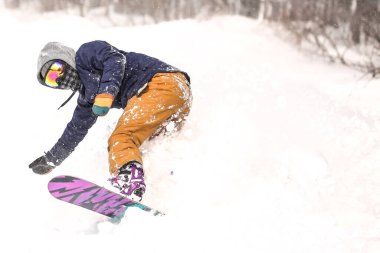 Snowboard yapan bir adamın resmi