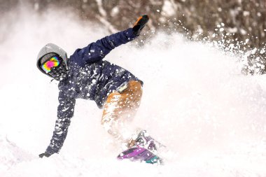 Snowboard yapan bir adamın resmi