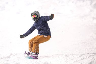 Snowboard yapan bir adamın resmi