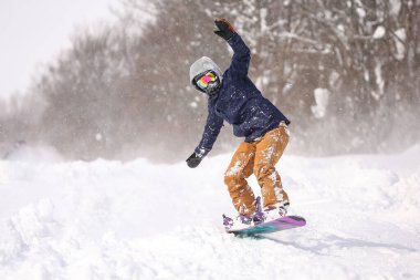 Snowboard yapan bir adamın resmi