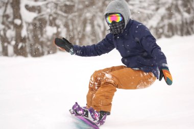 Snowboard yapan bir adamın resmi