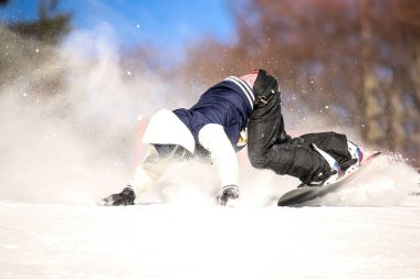 Snowboard yapan bir adamın resmi