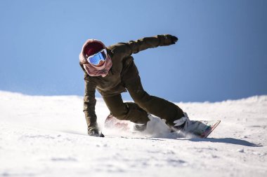 Snowboard yapan bir kadın resmi