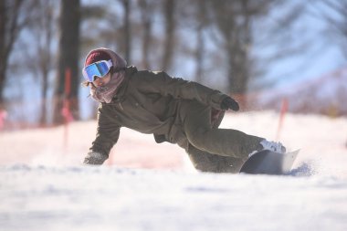 Snowboard yapan bir kadın resmi