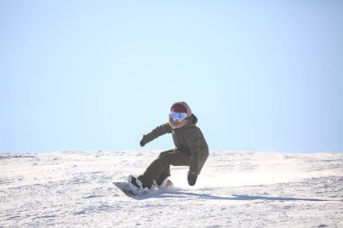 Snowboard yapan bir kadın resmi