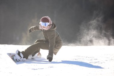 Snowboard yapan bir kadın resmi