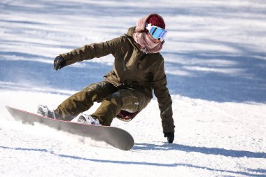 Snowboard yapan bir kadın resmi