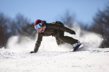 Snowboard yapan bir kadın resmi