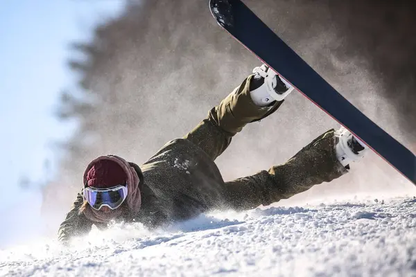 Mujer Snowboarder Cayendo — Foto de Stock