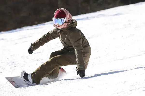 Snowboard Yapan Bir Kadın Resmi — Stok fotoğraf