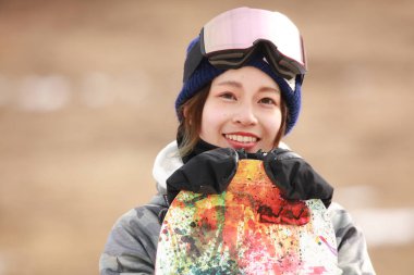 Snowboard kıyafeti giymiş bir kadın resmi