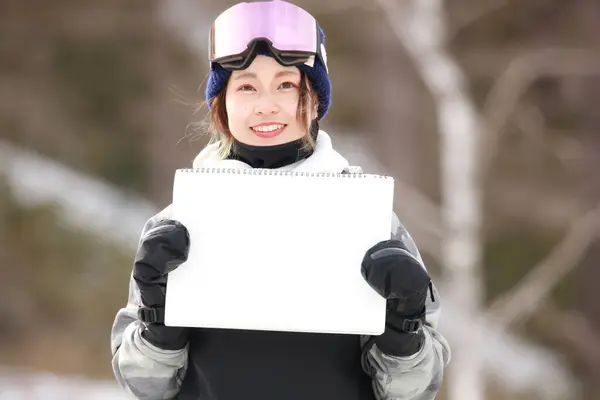Snowboard Yapan Bir Kadın Eskiz Defteriyle — Stok fotoğraf