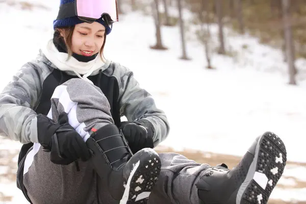 Mulher Usando Botas Snowboard — Fotografia de Stock