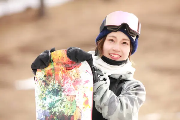 Snowboard Kıyafeti Giymiş Bir Kadın Resmi — Stok fotoğraf