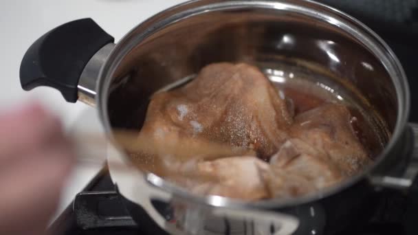 豚肉の予備リブを煮る方法 — ストック動画