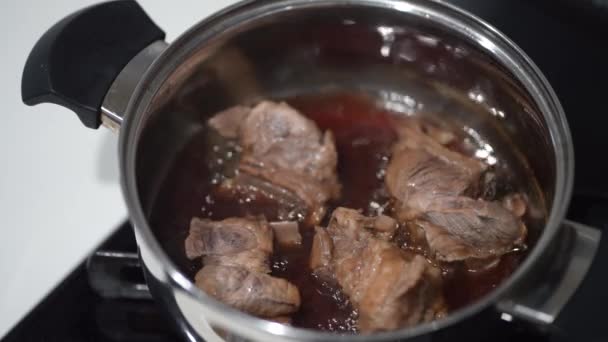 豚肉の予備リブを煮る方法 — ストック動画