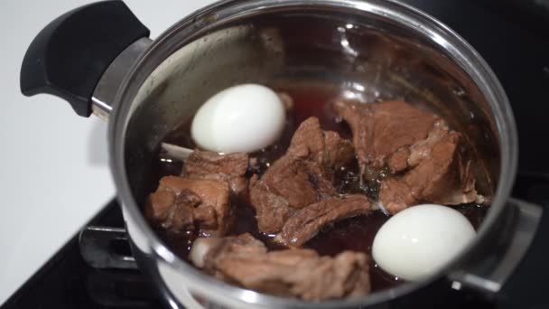참깨와 계란을 끓이는 — 비디오