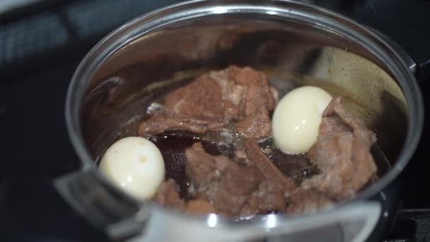 豚肉のスパーリブと沸騰した卵を煮る方法 — ストック動画