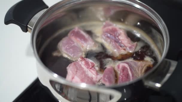 돼지고기 스페어 리브를 끓이는 — 비디오