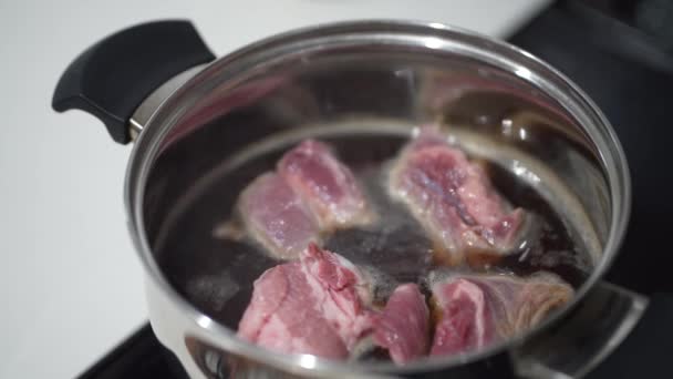 돼지고기 스페어 리브를 끓이는 — 비디오