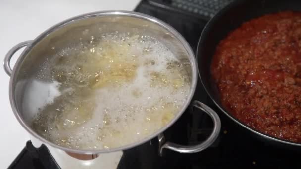 Варить Спагетти — стоковое видео