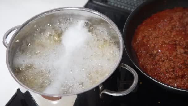 Варить Спагетти — стоковое видео