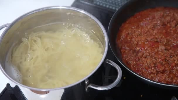 スパゲッティを沸騰させる方法 — ストック動画