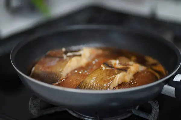 如何使煮沸的比目鱼 — 图库照片
