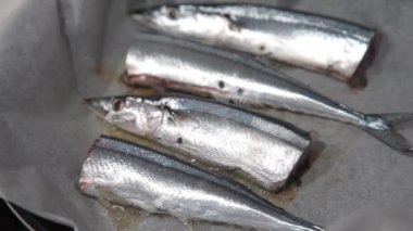 Kızartma tavasında saury nasıl kızartılır?