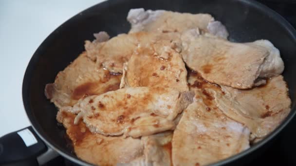ショウガを焼いた豚肉を作る方法 — ストック動画
