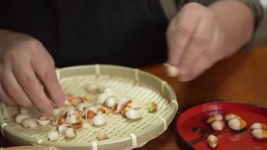 Ginkgo fındığı soyan bir kadın.