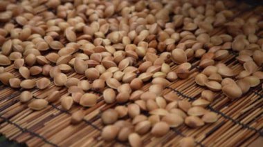 Ginkgo delisi bir kadın.