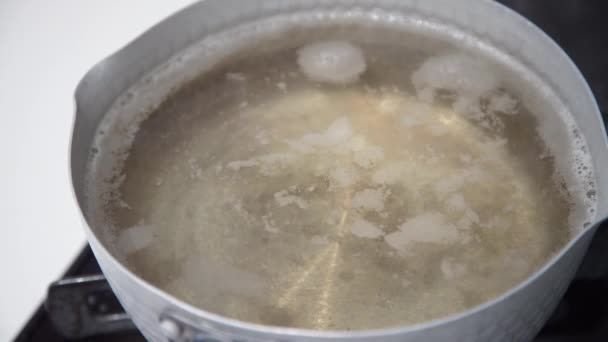 如何煮熟大石 — 图库视频影像