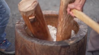 Mochi nasıl dövülür?
