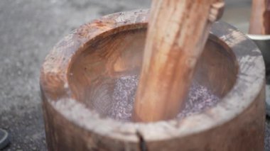 Mochi nasıl dövülür?